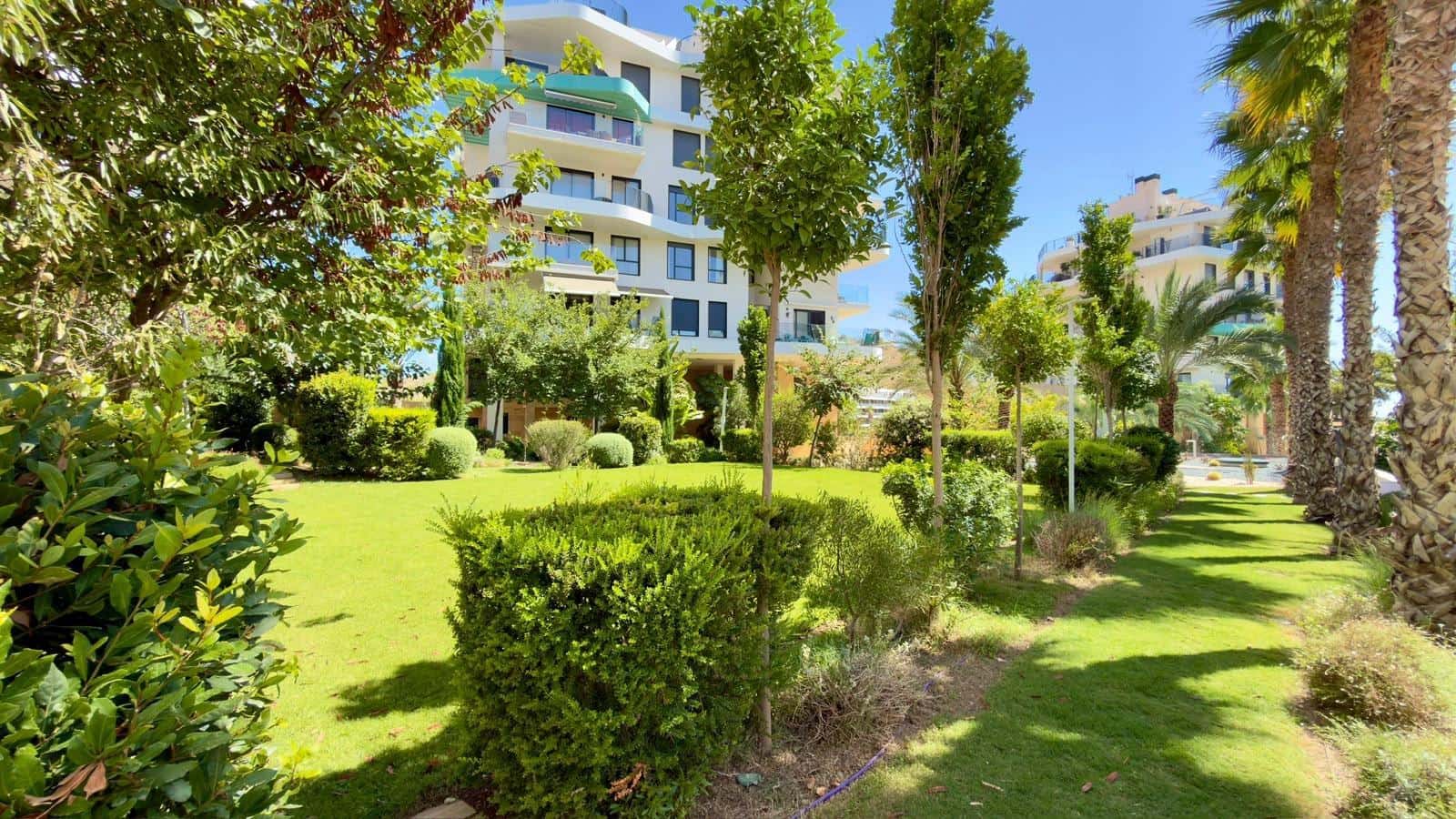 Penthouse de 2 chambres à louer à La Villajoyosa / Vila Joiosa avec piscine garage - 2 500 € (Ref: 9978971)