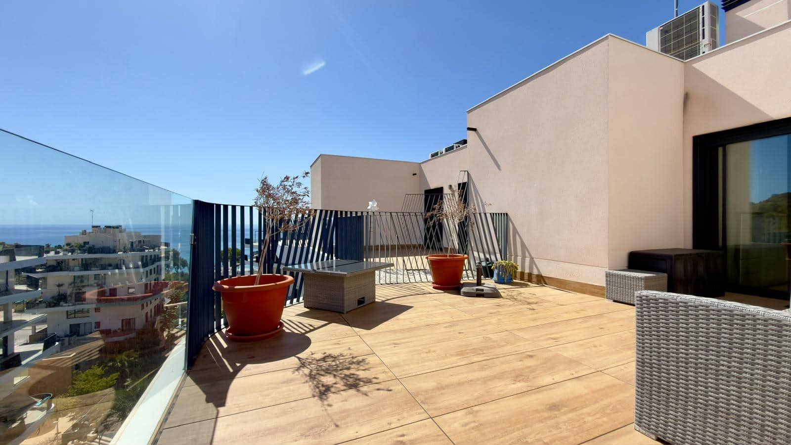 Penthouse de 2 chambres à louer à La Villajoyosa / Vila Joiosa avec piscine garage - 2 500 € (Ref: 9978971)