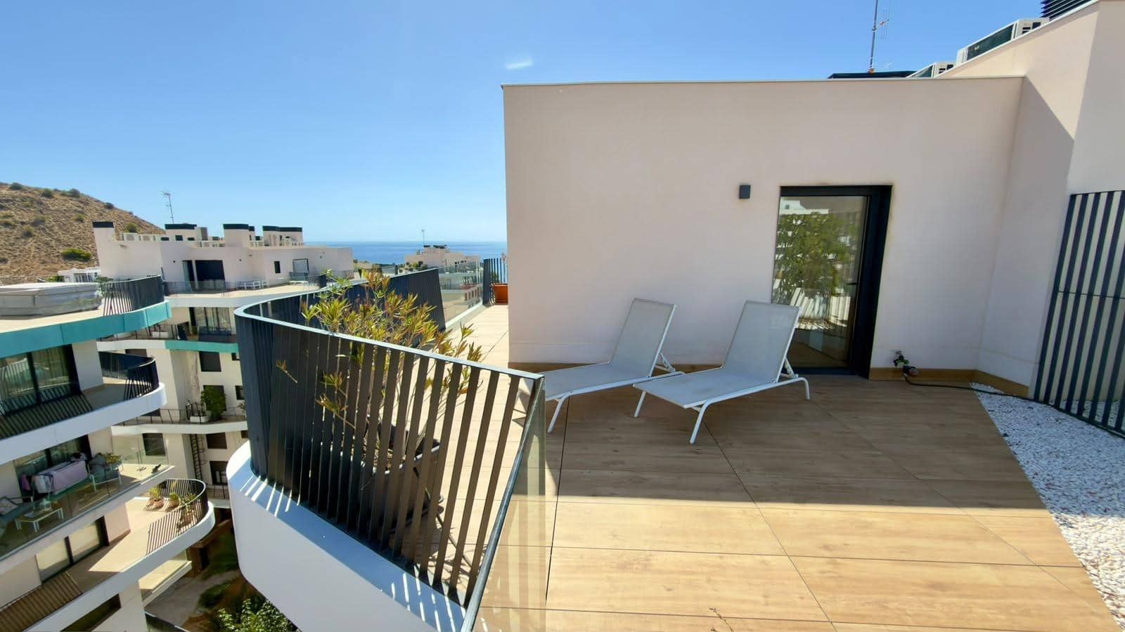Penthouse de 2 chambres à louer à La Villajoyosa / Vila Joiosa avec piscine garage - 2 500 € (Ref: 9978971)