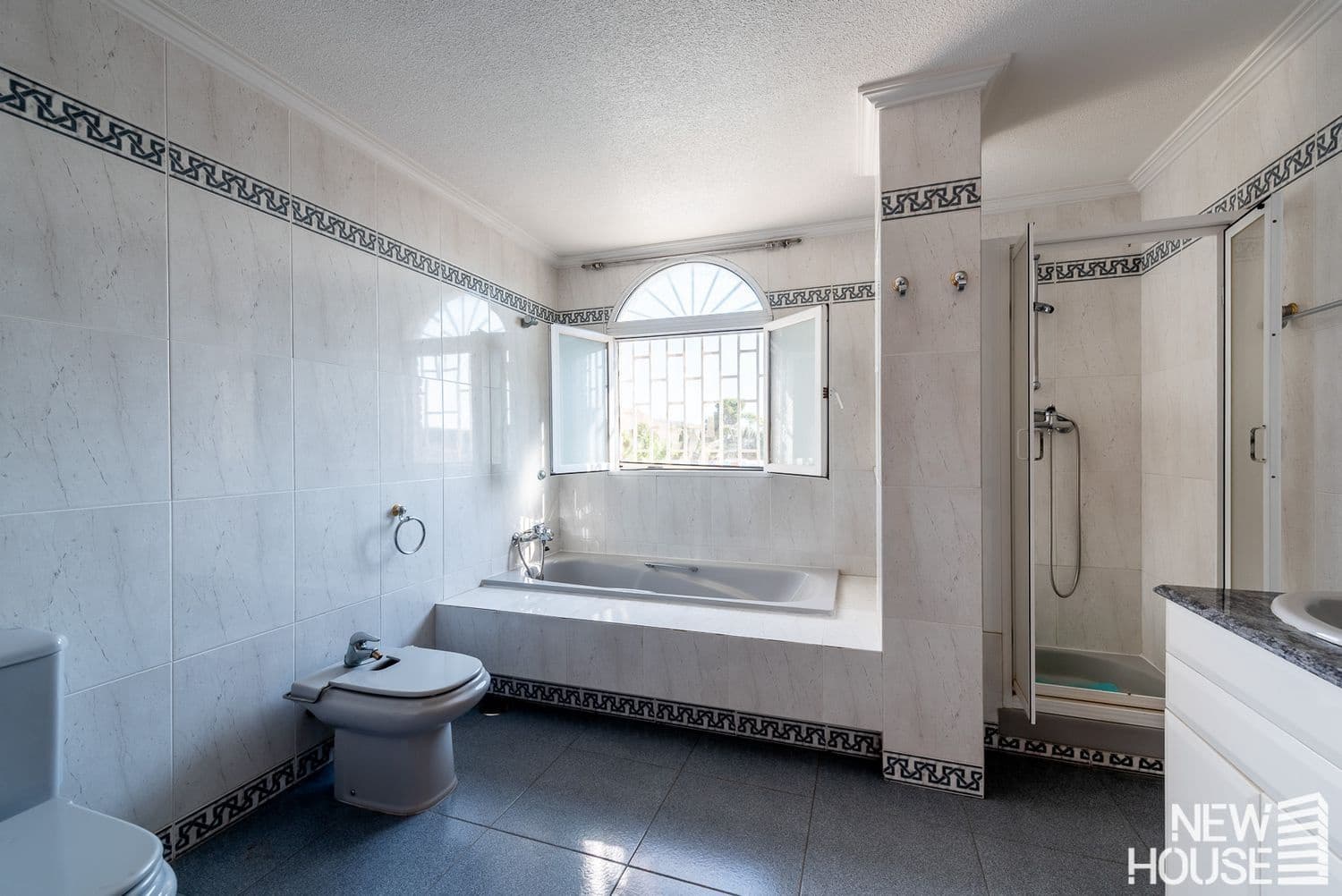 5 makuuhuone Huvila myytävänä paikassa Villafranqueza mukana uima-altaan 
autotalli - 550 000 € (Ref: 9641403)