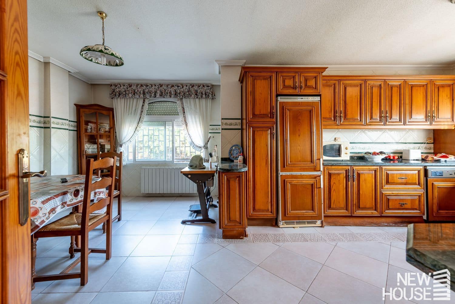 5 makuuhuone Huvila myytävänä paikassa Villafranqueza mukana uima-altaan 
autotalli - 550 000 € (Ref: 9641403)