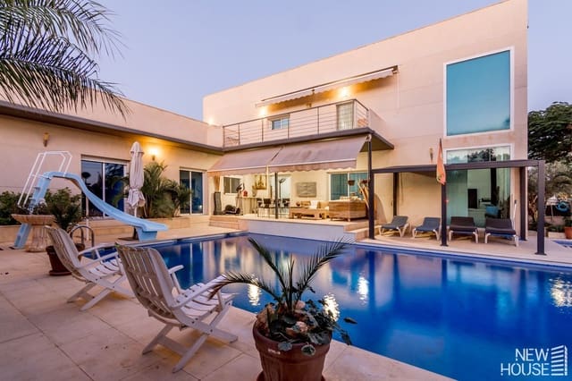 5 makuuhuone Huvila myytävänä paikassa Playa de Muchavista, El Campello mukana uima-altaan 
autotalli - 1 500 000 € (Ref: 9641412)