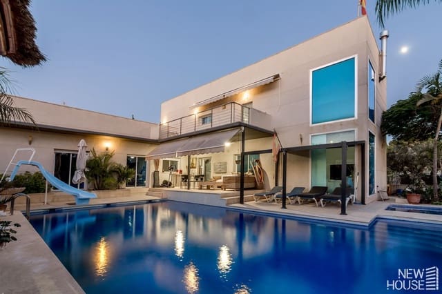 5 makuuhuone Huvila myytävänä paikassa Playa de Muchavista, El Campello mukana uima-altaan 
autotalli - 1 500 000 € (Ref: 9641412)