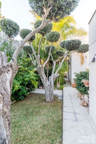 5 makuuhuone Huvila myytävänä paikassa Playa de Muchavista, El Campello mukana uima-altaan 
autotalli - 1 500 000 € (Ref: 9641412)