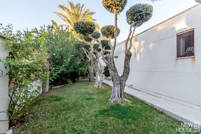 5 makuuhuone Huvila myytävänä paikassa Playa de Muchavista, El Campello mukana uima-altaan 
autotalli - 1 500 000 € (Ref: 9641412)