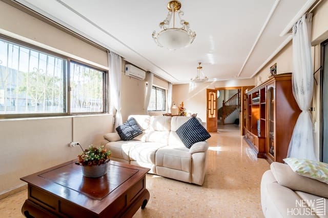 4 makuuhuone Huvila myytävänä paikassa San Vicente / Sant Vicent del Raspeig mukana uima-altaan 
autotalli - 570 000 € (Ref: 9641413)