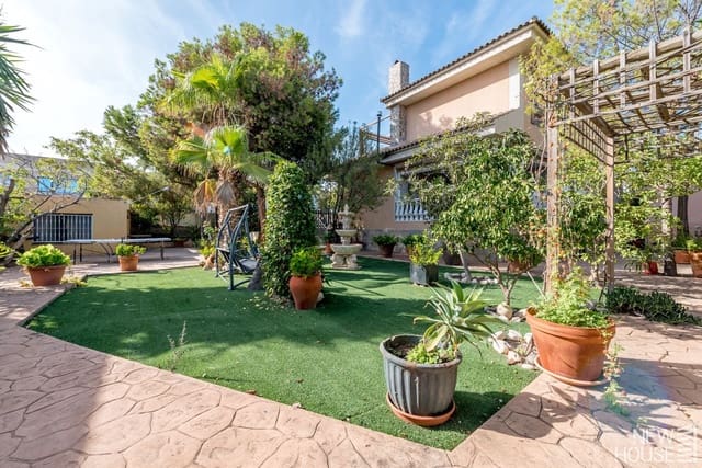 4 makuuhuone Huvila myytävänä paikassa San Vicente / Sant Vicent del Raspeig mukana uima-altaan 
autotalli - 570 000 € (Ref: 9641413)