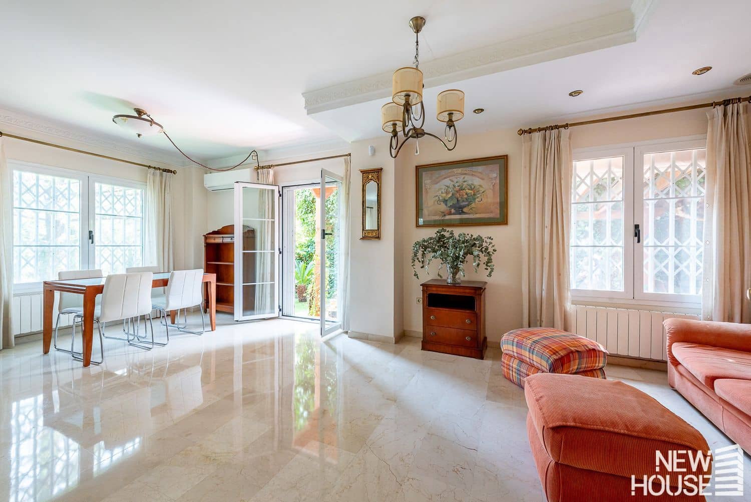 5 bedroom Villa for sale in Cabo de las Huertas with garage - € 990,000 (Ref: 9694732)