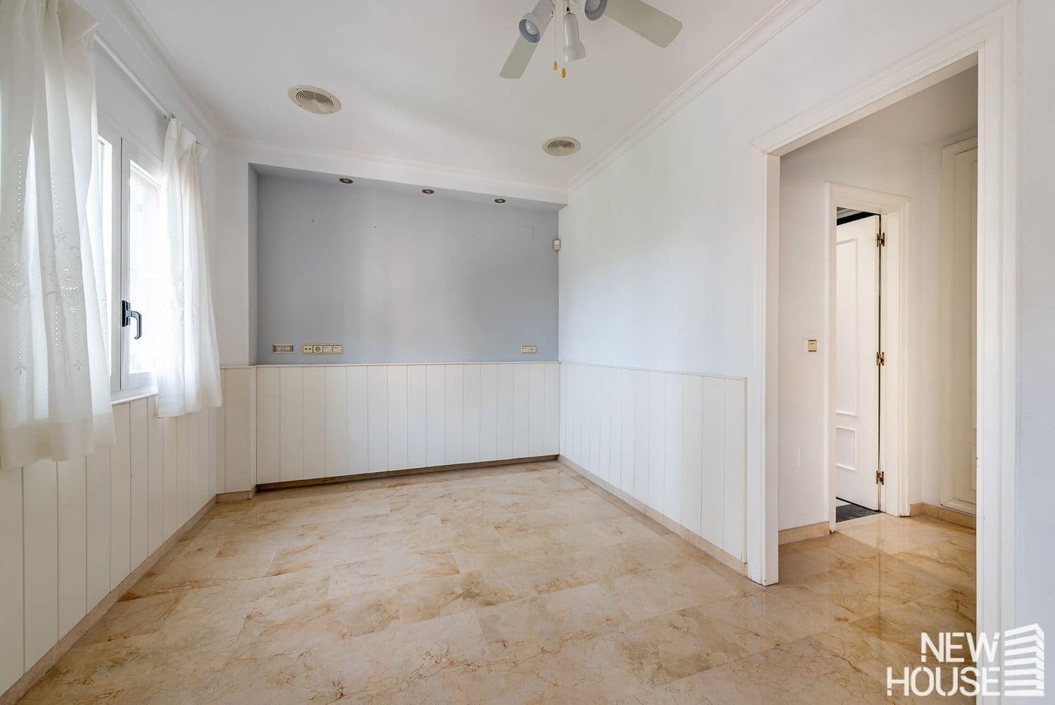 5 bedroom Villa for sale in Cabo de las Huertas with garage - € 990,000 (Ref: 9694732)