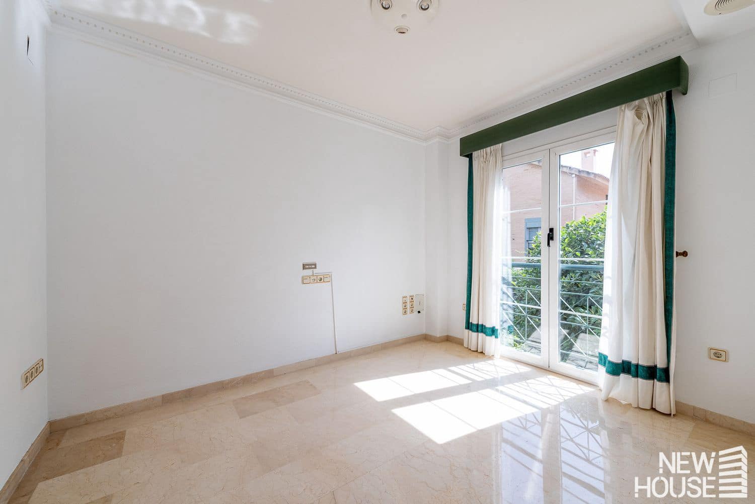 5 bedroom Villa for sale in Cabo de las Huertas with garage - € 990,000 (Ref: 9694732)