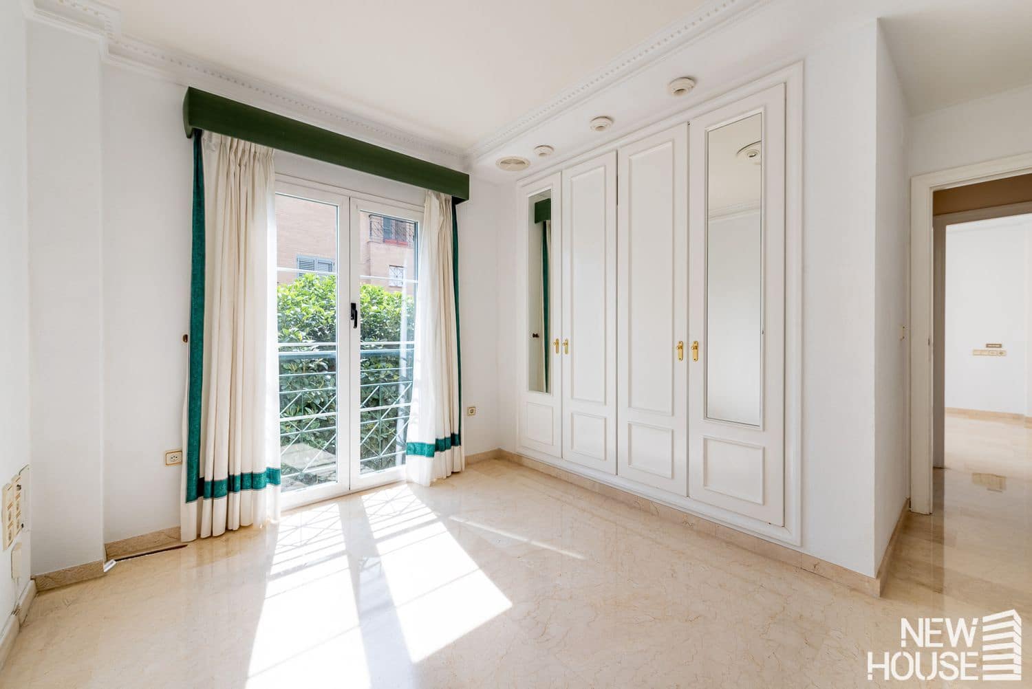 5 bedroom Villa for sale in Cabo de las Huertas with garage - € 990,000 (Ref: 9694732)