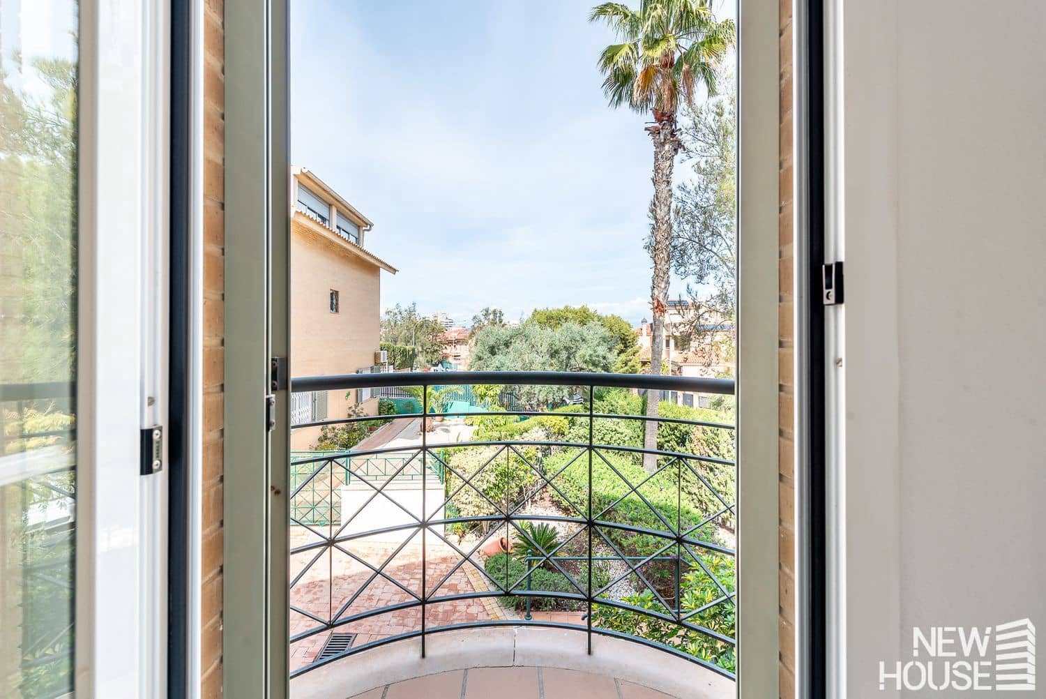 5 bedroom Villa for sale in Cabo de las Huertas with garage - € 990,000 (Ref: 9694732)