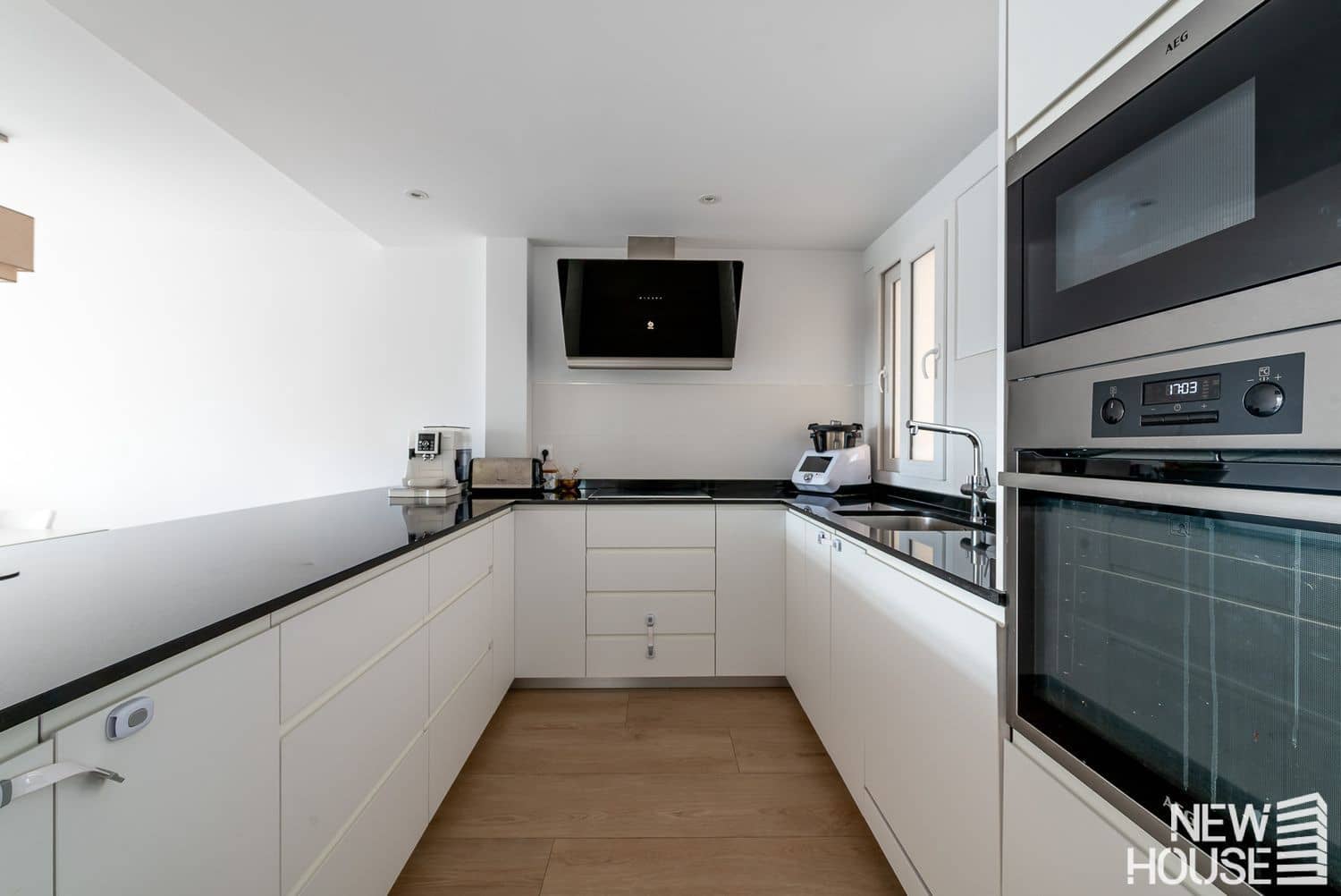 3 bedroom Apartment for sale in Playa de San Juan with pool garage - € 450,000 (Ref: 9772714)