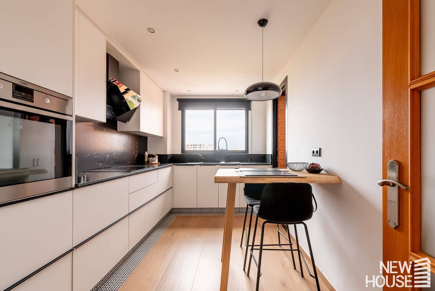 3 bedroom Apartment for sale in Playa de San Juan with pool garage - € 500,000 (Ref: 9838761)