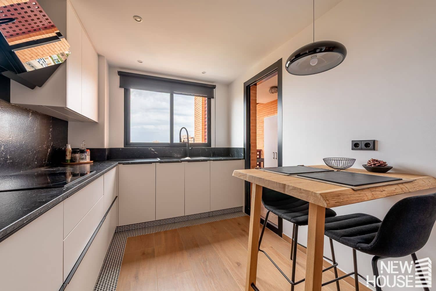 3 bedroom Apartment for sale in Playa de San Juan with pool garage - € 500,000 (Ref: 9838761)
