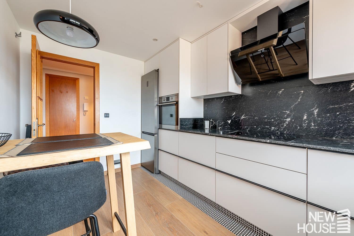 3 bedroom Apartment for sale in Playa de San Juan with pool garage - € 500,000 (Ref: 9838761)
