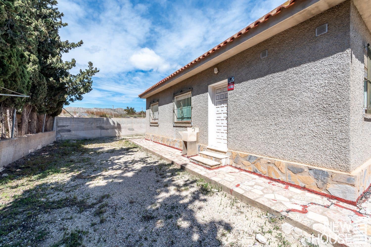 3 bedroom Villa for sale in Busot with garage - € 225,000 (Ref: 9838772)