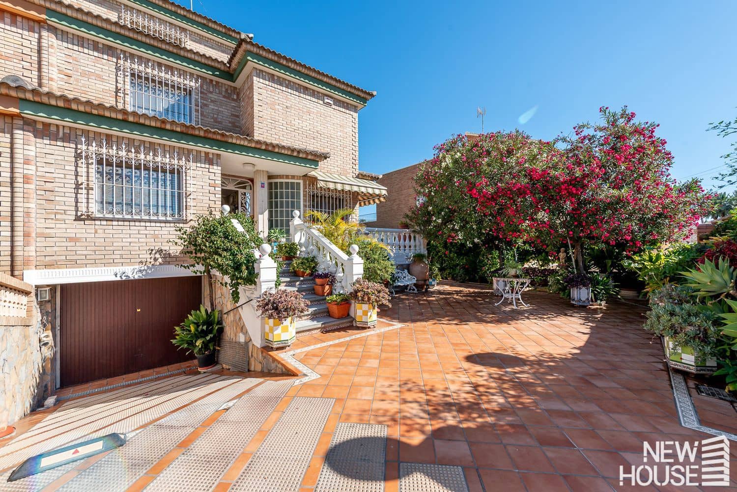 5 bedroom Townhouse for sale in San Juan de Alicante / Sant Joan d'Alacant with garage - € 650,000 (Ref: 9868116)
