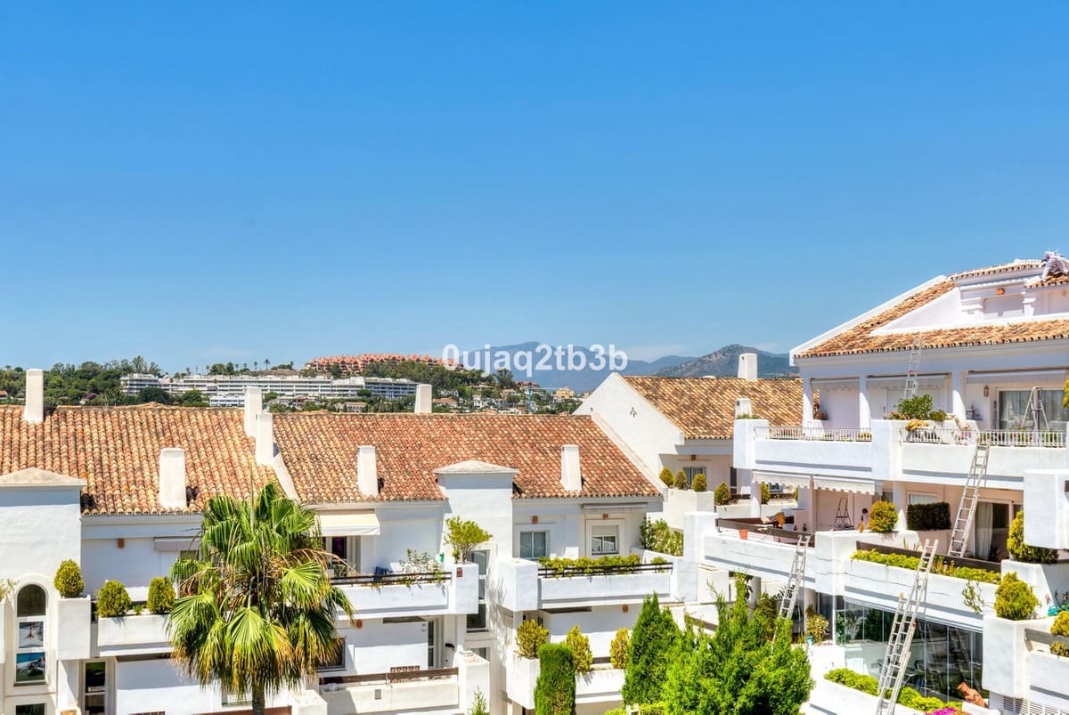 2 quarto Apartamento para venda em Aloha Golf com piscina garagem - 570 000 € (Ref: 10016683)