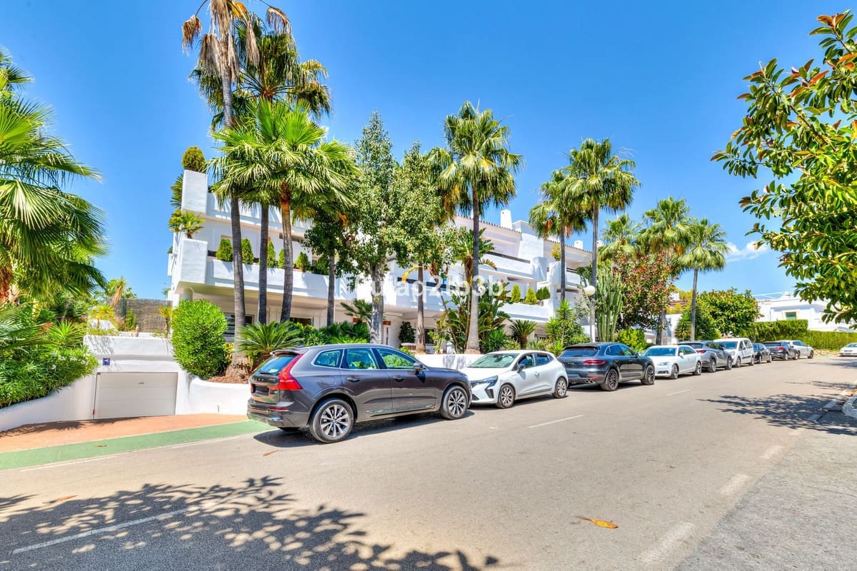 2 quarto Apartamento para venda em Aloha Golf com piscina garagem - 570 000 € (Ref: 10016683)