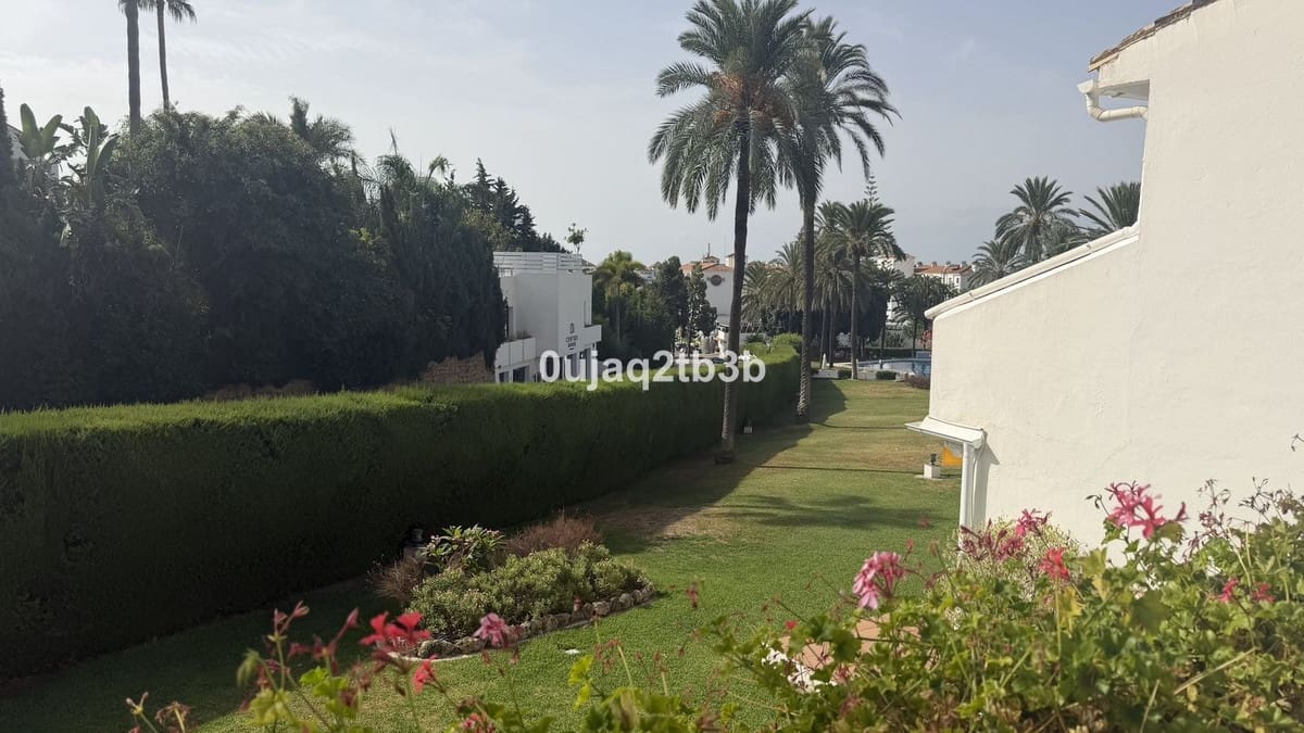 Apartamento de 2 habitaciones en Nueva Andalucia en venta con piscina garaje - 580.000 € (Ref: 10035729)