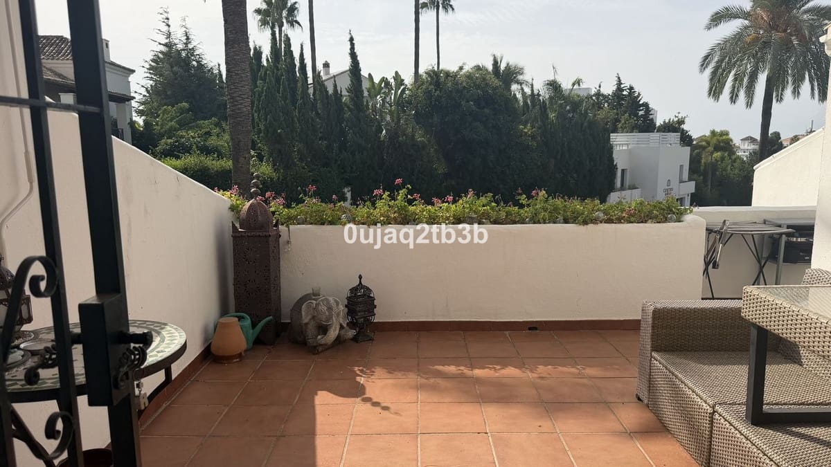 Apartamento de 2 habitaciones en Nueva Andalucia en venta con piscina garaje - 580.000 € (Ref: 10035729)