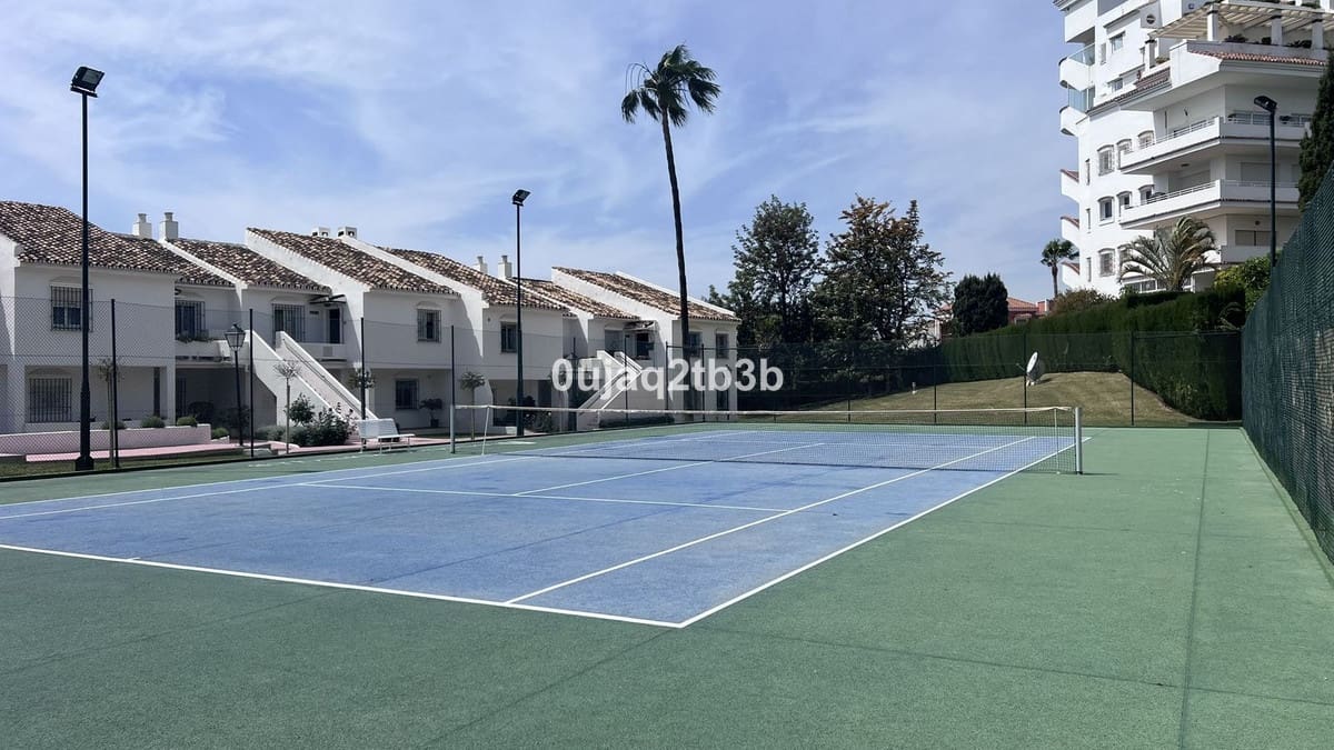 Apartamento de 2 habitaciones en Nueva Andalucia en venta con piscina garaje - 580.000 € (Ref: 10035729)
