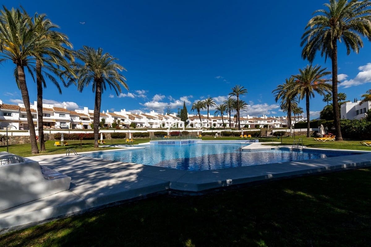 Apartamento de 2 habitaciones en Nueva Andalucia en venta con piscina garaje - 580.000 € (Ref: 10035729)