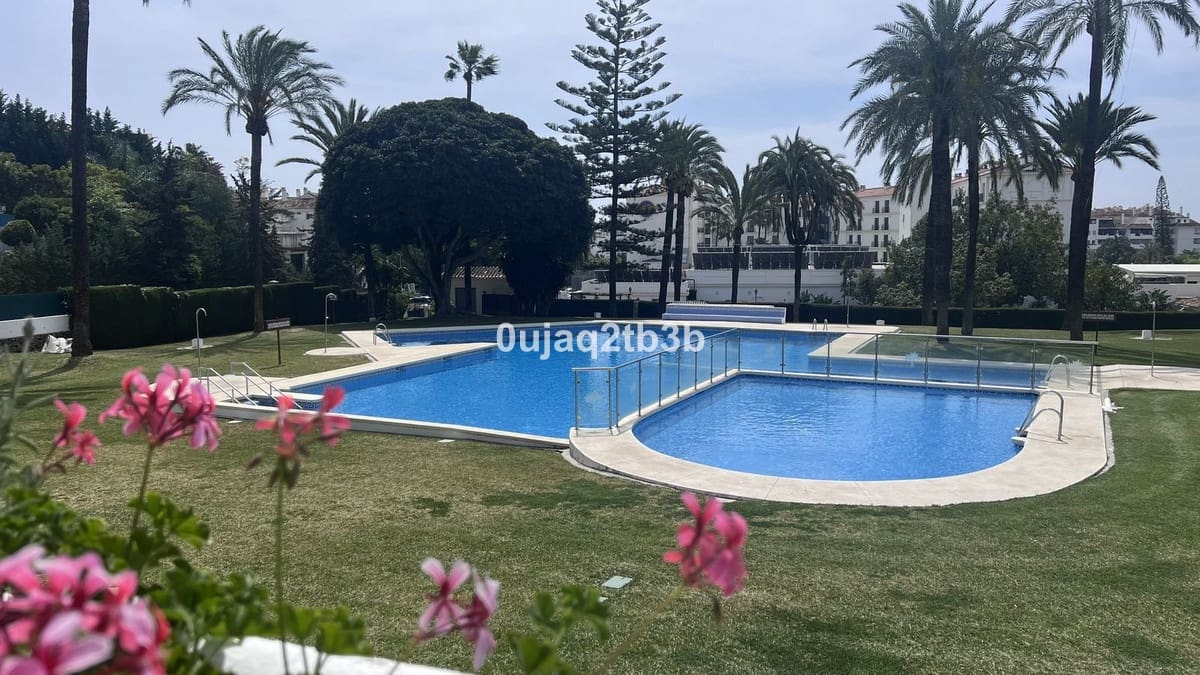 Apartamento de 2 habitaciones en Nueva Andalucia en venta con piscina garaje - 580.000 € (Ref: 10035729)