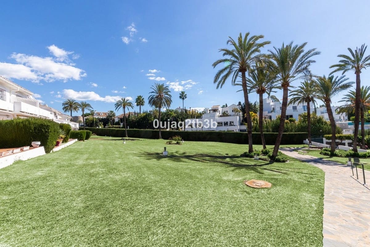 Apartamento de 2 habitaciones en Nueva Andalucia en venta con piscina garaje - 580.000 € (Ref: 10035729)