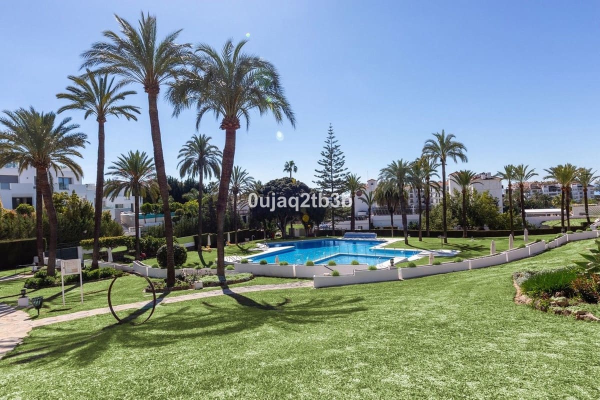 Apartamento de 2 habitaciones en Nueva Andalucia en venta con piscina garaje - 580.000 € (Ref: 10035729)