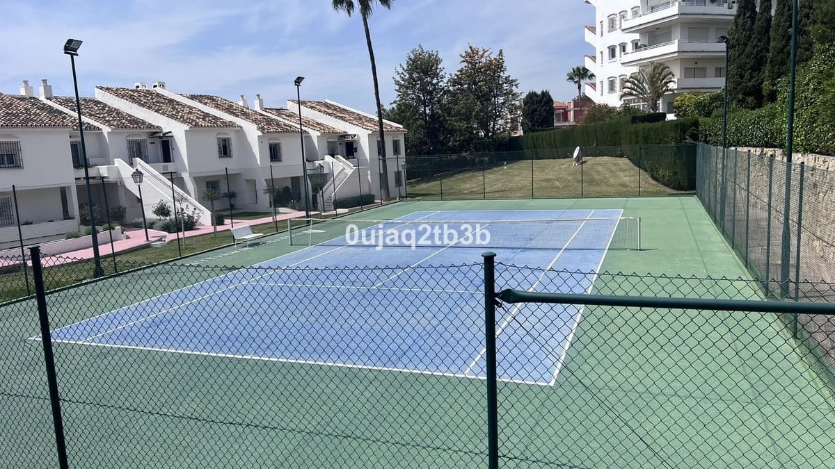 Apartamento de 2 habitaciones en Nueva Andalucia en venta con piscina garaje - 580.000 € (Ref: 10035729)