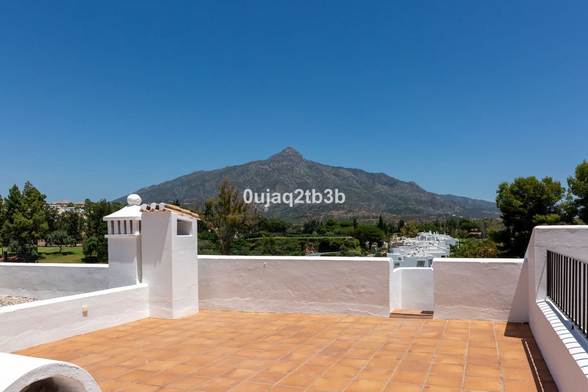 3 soverom Hus til leie i Aloha Golf med svømmebasseng garasje - € 3 500 (Ref: 10062780)