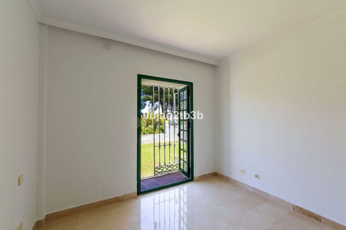 3 soverom Hus til leie i Aloha Golf med svømmebasseng garasje - € 3 500 (Ref: 10062780)