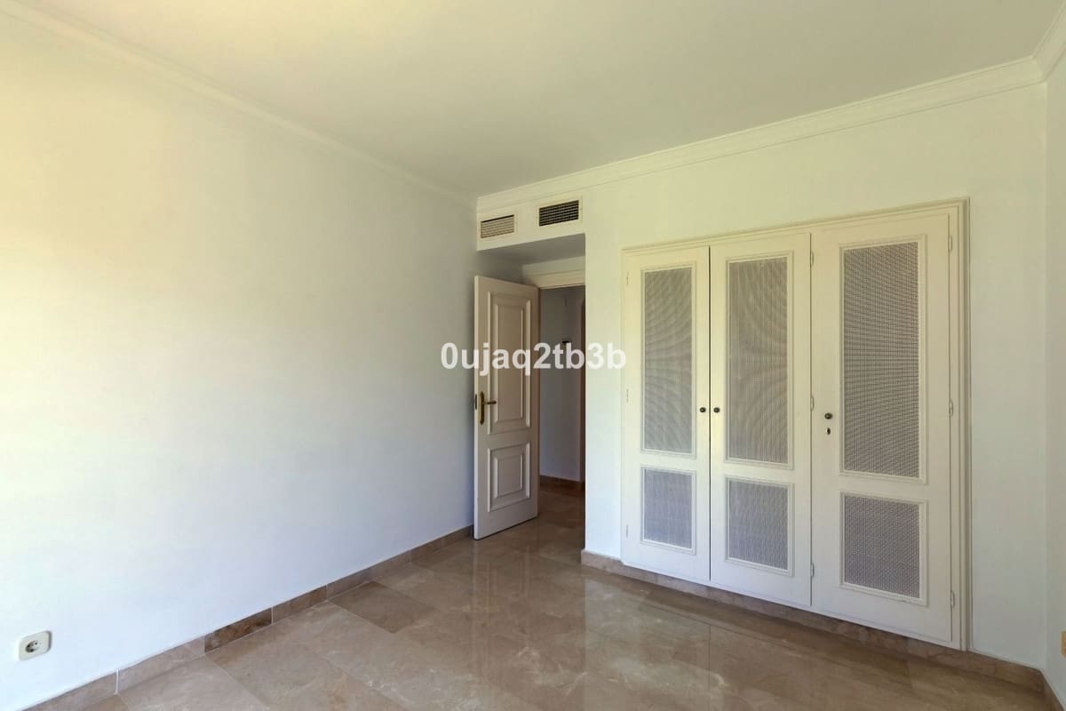 3 soverom Hus til leie i Aloha Golf med svømmebasseng garasje - € 3 500 (Ref: 10062780)