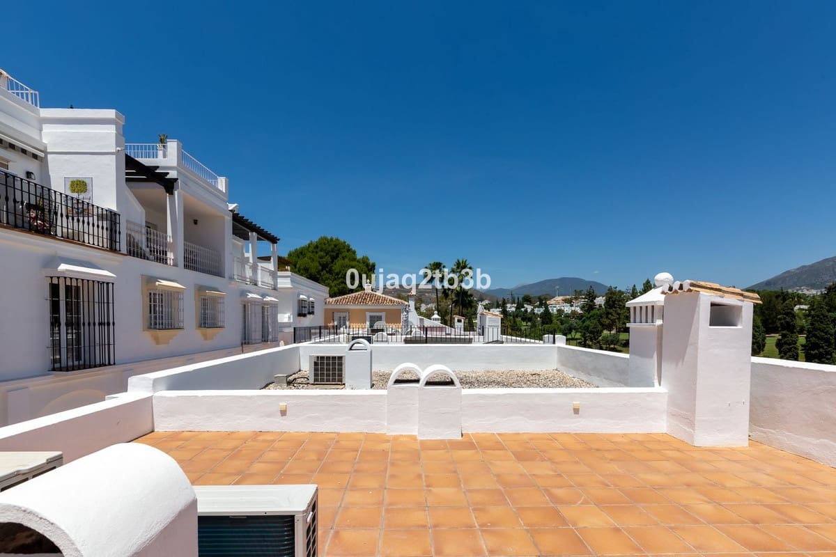 3 soverom Hus til leie i Aloha Golf med svømmebasseng garasje - € 3 500 (Ref: 10062780)