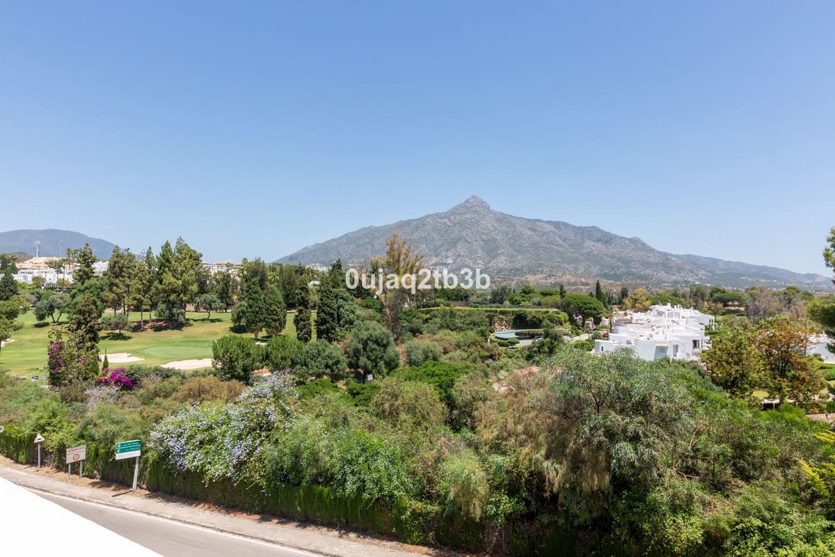 3 soverom Hus til leie i Aloha Golf med svømmebasseng garasje - € 3 500 (Ref: 10062780)