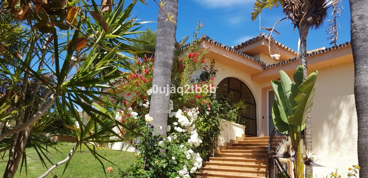 5 soveværelse Villa til salg i Estepona med swimmingpool garage - € 1.200.000 (Ref: 6452035)