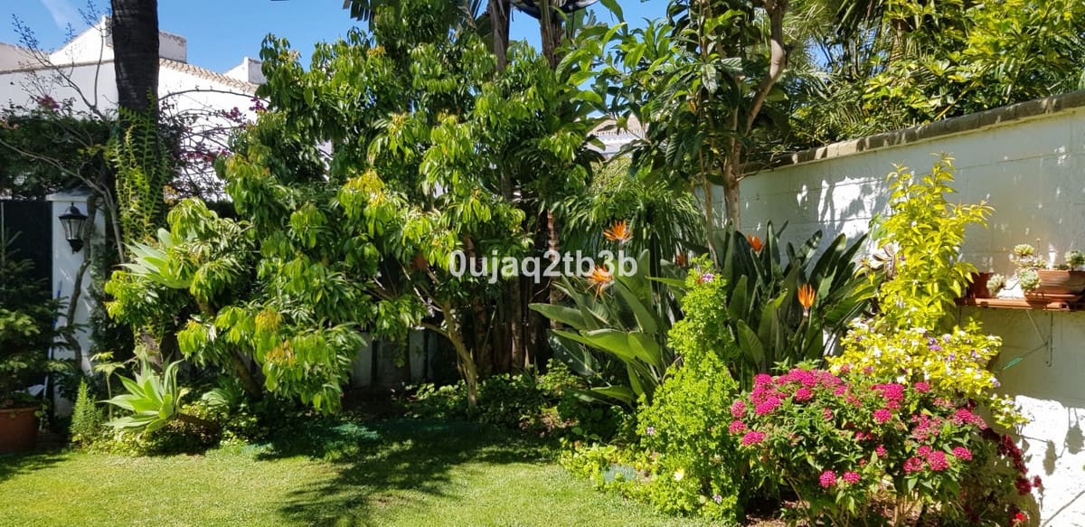 5 soveværelse Villa til salg i Estepona med swimmingpool garage - € 1.200.000 (Ref: 6452035)