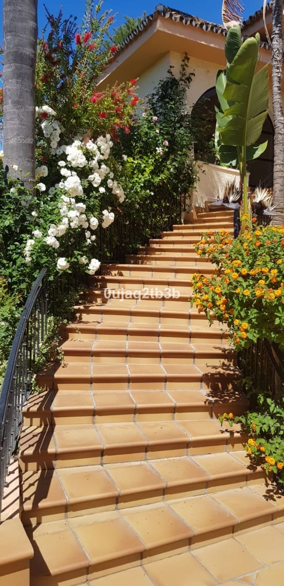 5 slaapkamer Villa te koop in Estepona met zwembad garage - € 1.200.000 (Ref: 6452035)