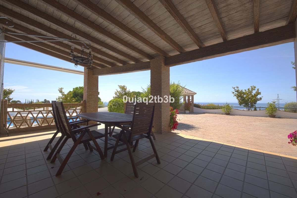 Chalet de 6 habitaciones en Estepona en venta con piscina garaje - 1.095.000 € (Ref: 6586795)