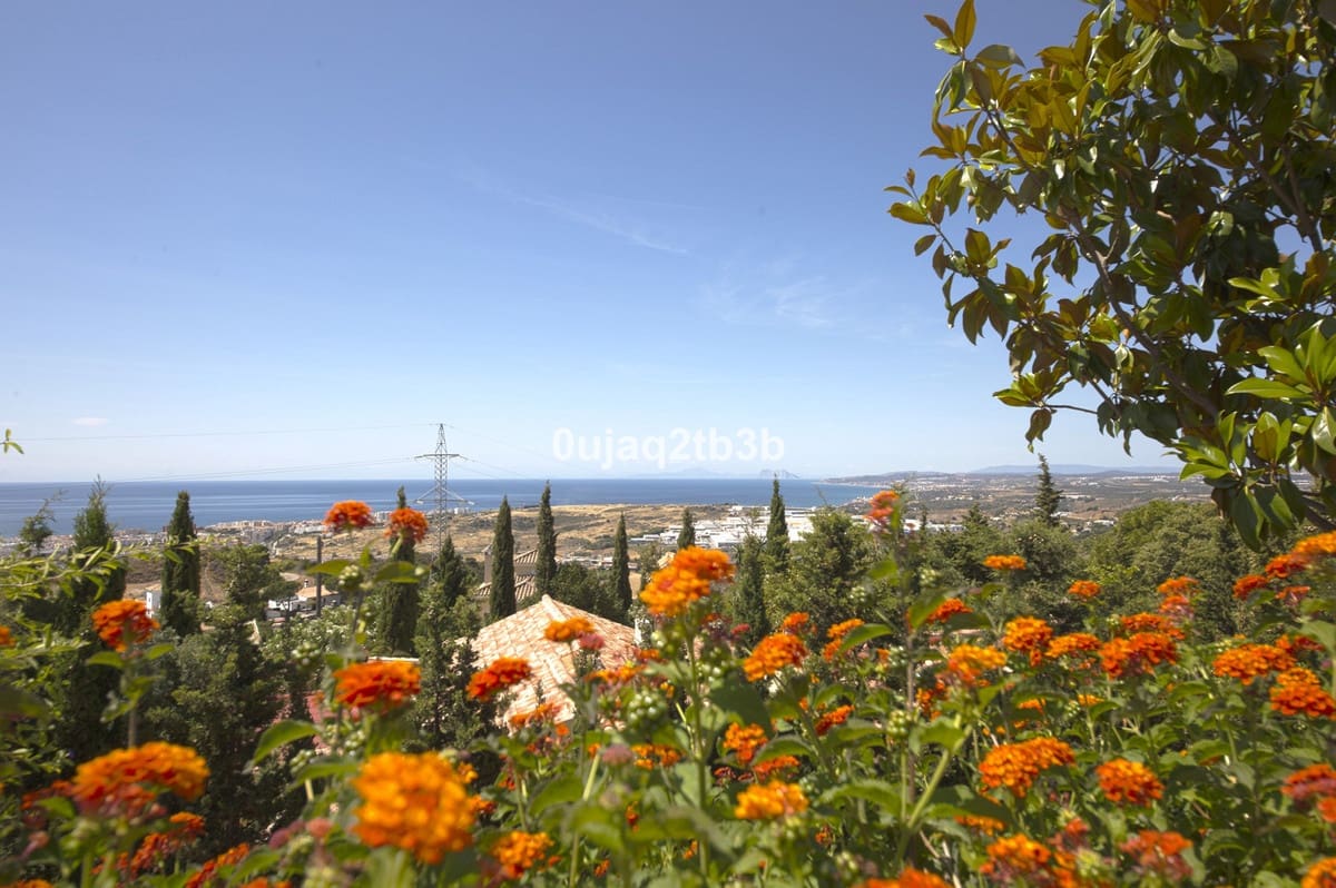 Chalet de 6 habitaciones en Estepona en venta con piscina garaje - 1.095.000 € (Ref: 6586795)