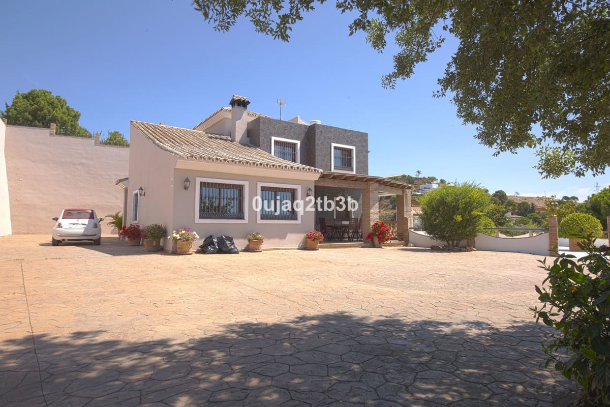 Chalet de 6 habitaciones en Estepona en venta con piscina garaje - 1.095.000 € (Ref: 6586795)