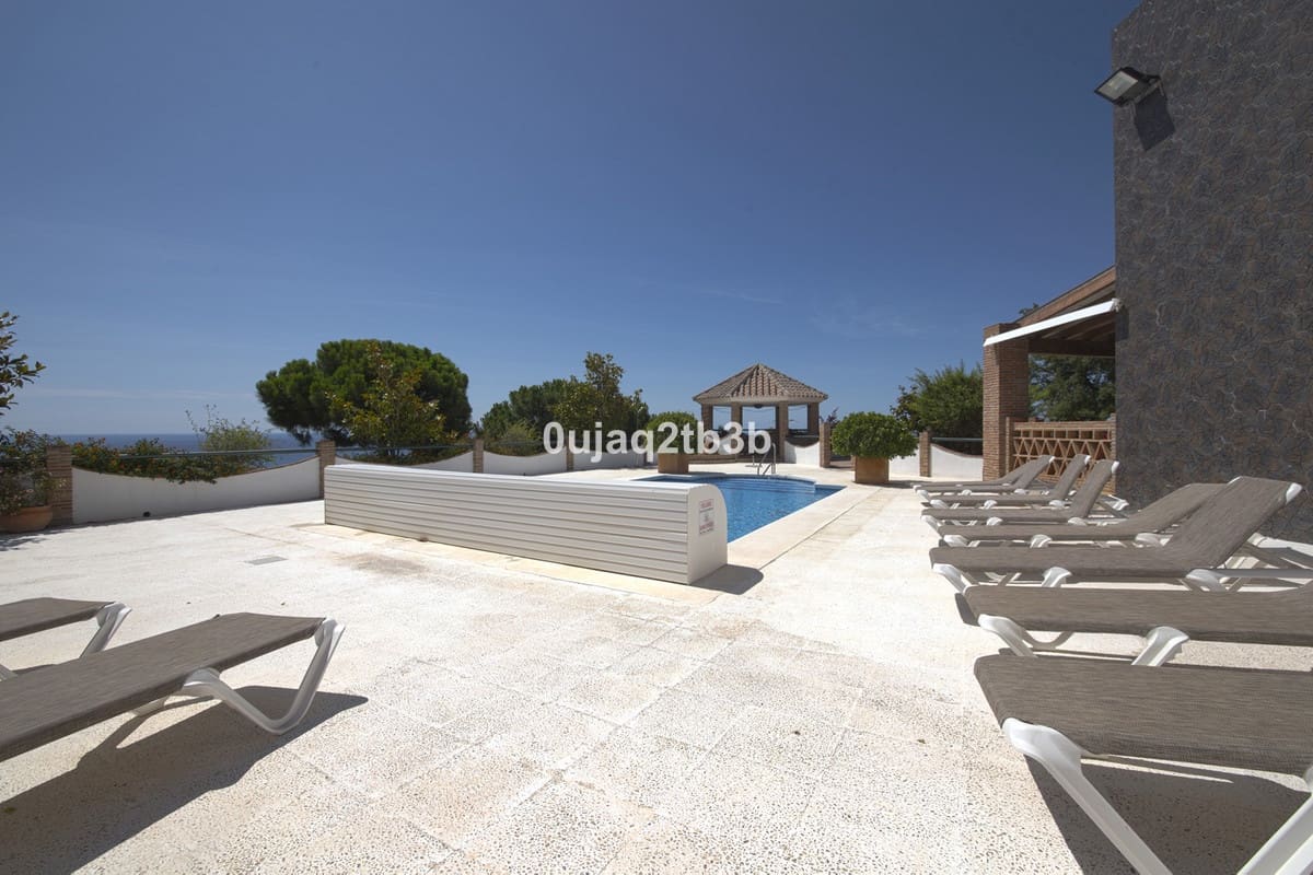 Chalet de 6 habitaciones en Estepona en venta con piscina garaje - 1.095.000 € (Ref: 6586795)