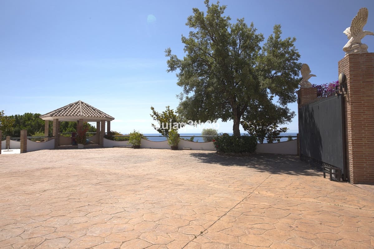 Chalet de 6 habitaciones en Estepona en venta con piscina garaje - 1.095.000 € (Ref: 6586795)