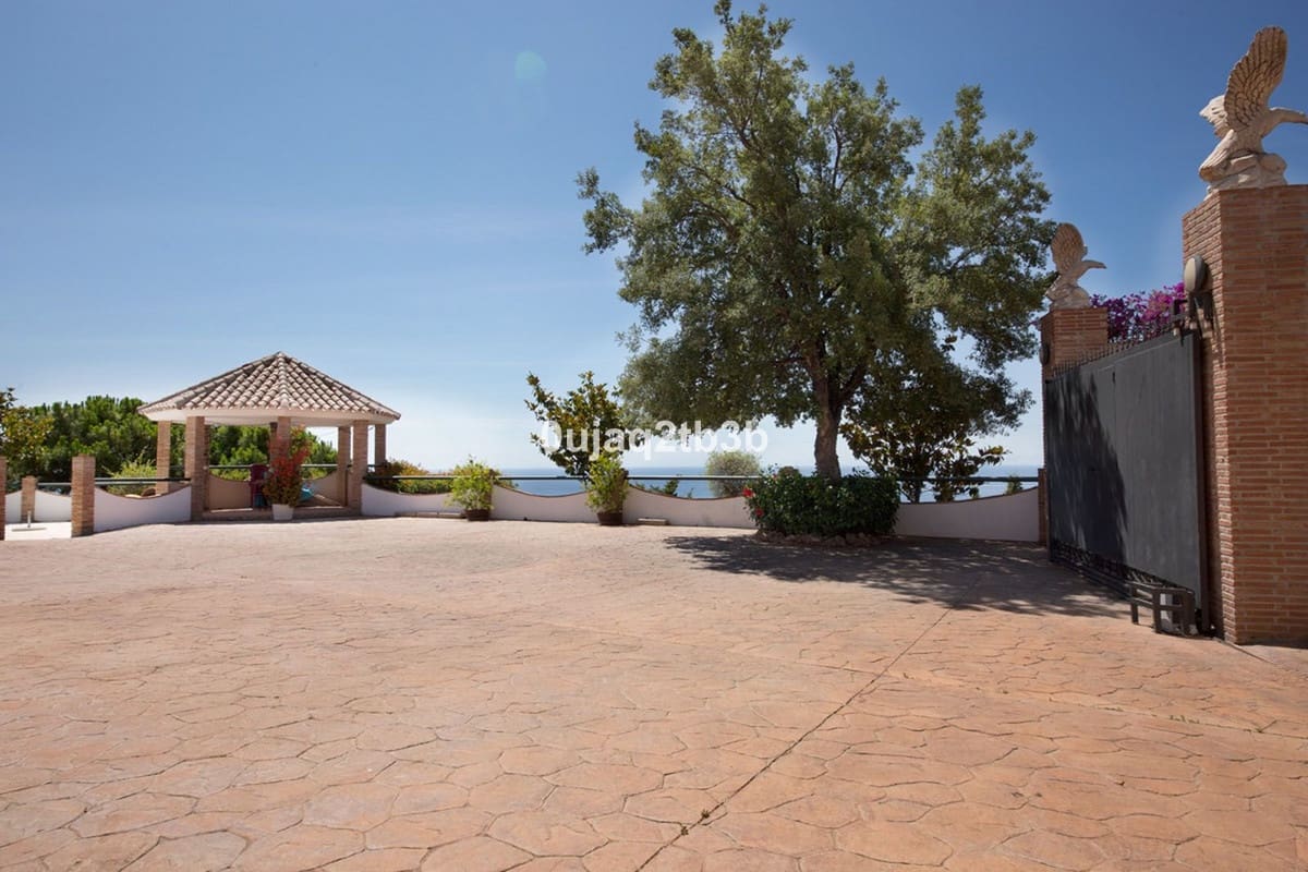 Chalet de 6 habitaciones en Estepona en venta con piscina garaje - 1.095.000 € (Ref: 6586795)