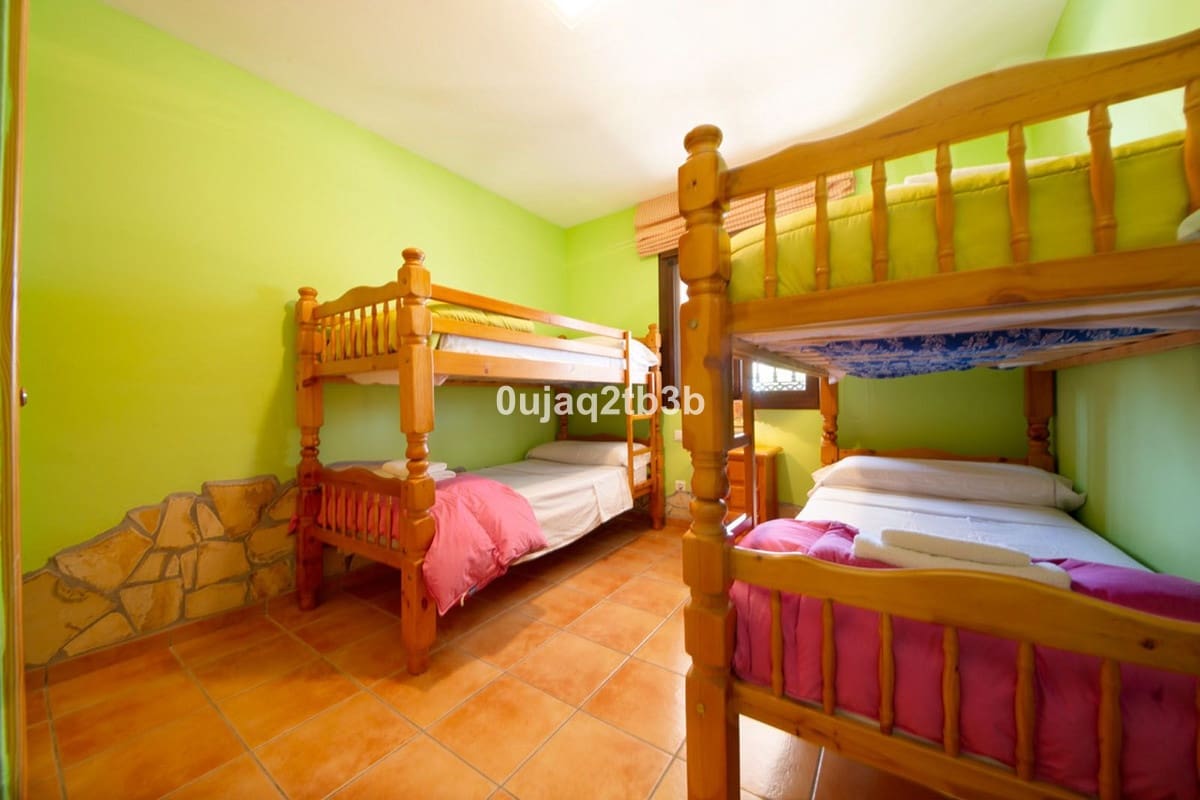 Chalet de 6 habitaciones en Estepona en venta con piscina garaje - 1.095.000 € (Ref: 6586795)