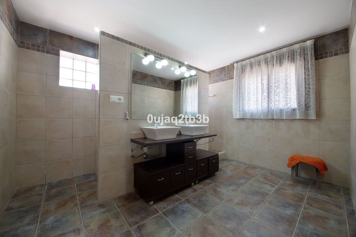 Chalet de 6 habitaciones en Estepona en venta con piscina garaje - 1.095.000 € (Ref: 6586795)