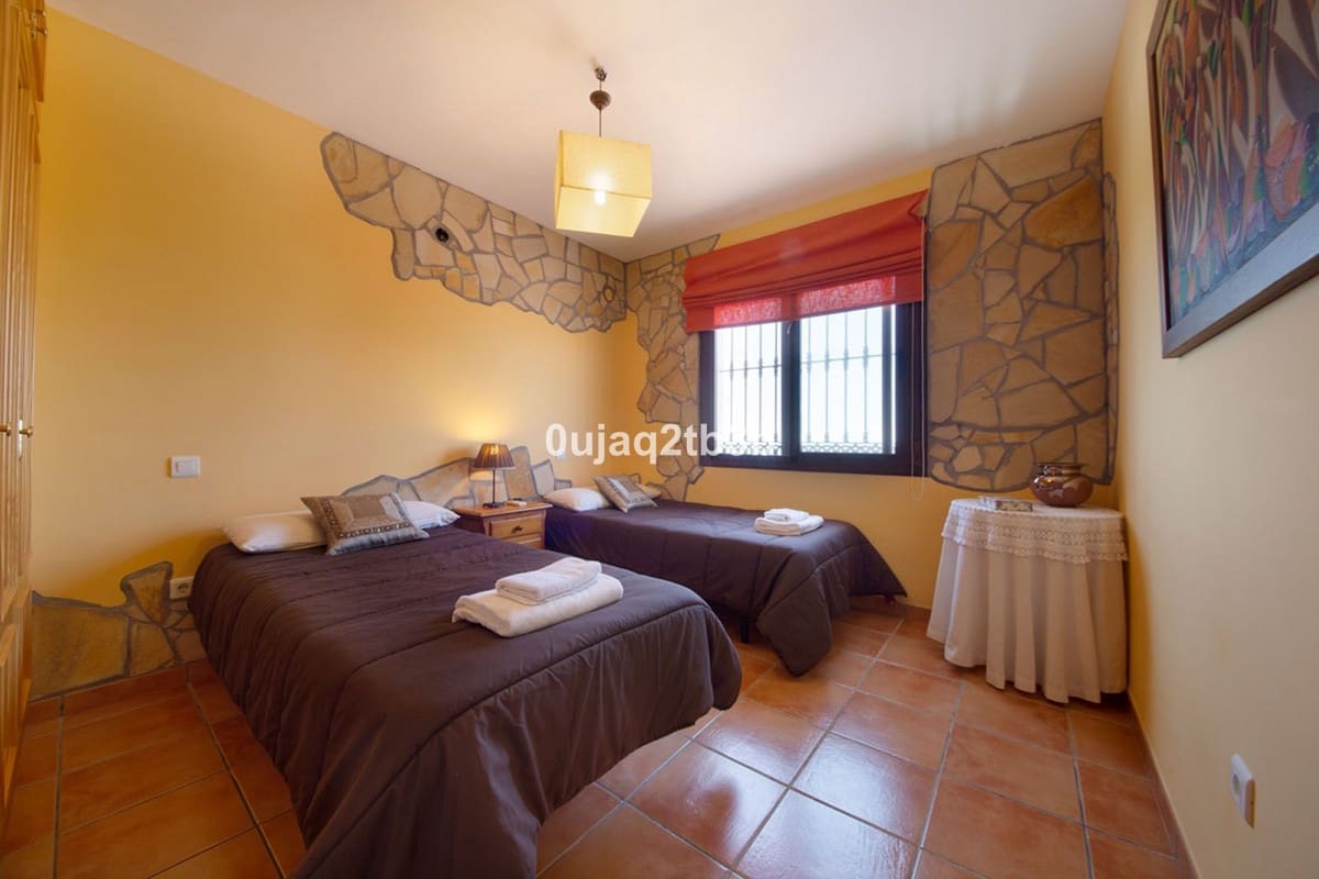Chalet de 6 habitaciones en Estepona en venta con piscina garaje - 1.095.000 € (Ref: 6586795)
