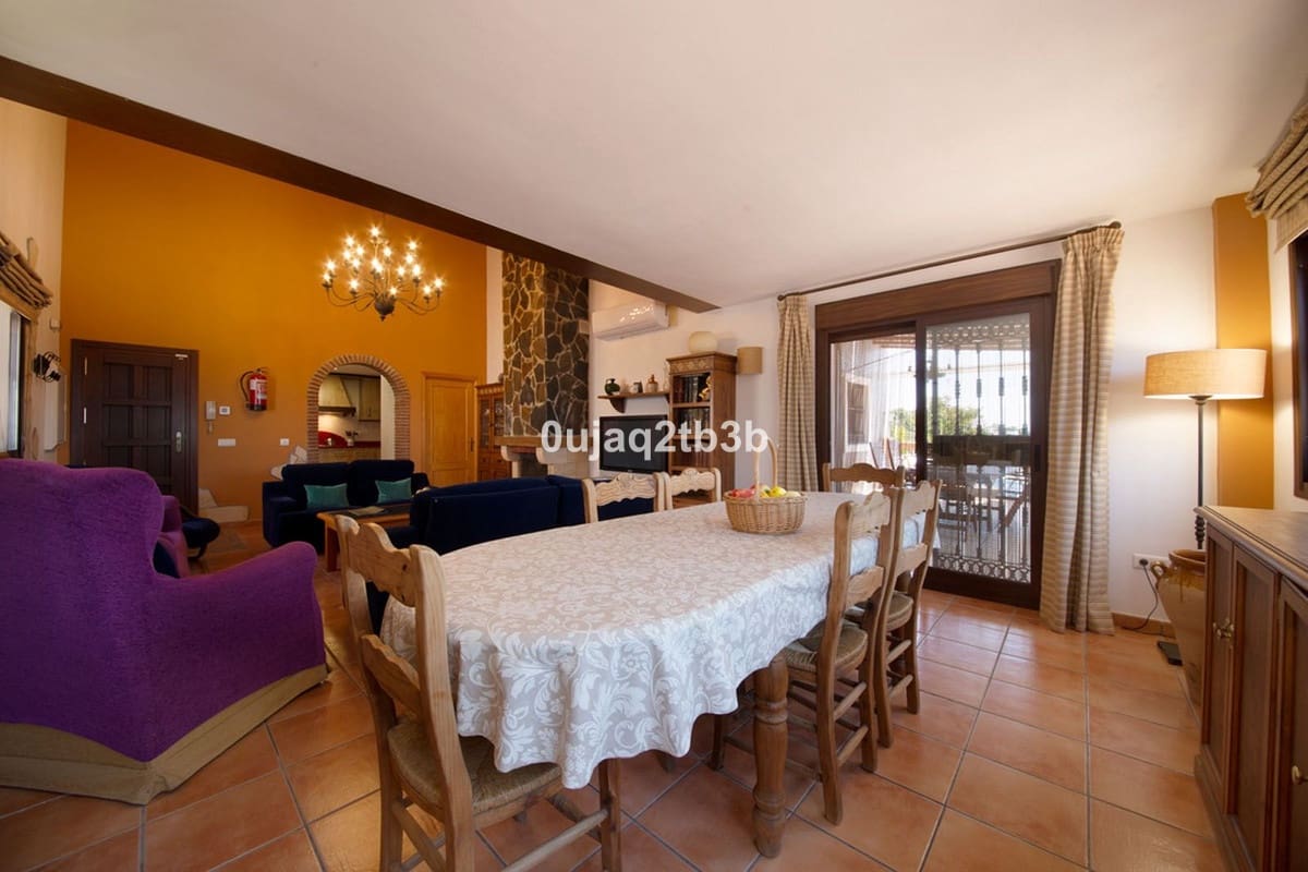 Chalet de 6 habitaciones en Estepona en venta con piscina garaje - 1.095.000 € (Ref: 6586795)